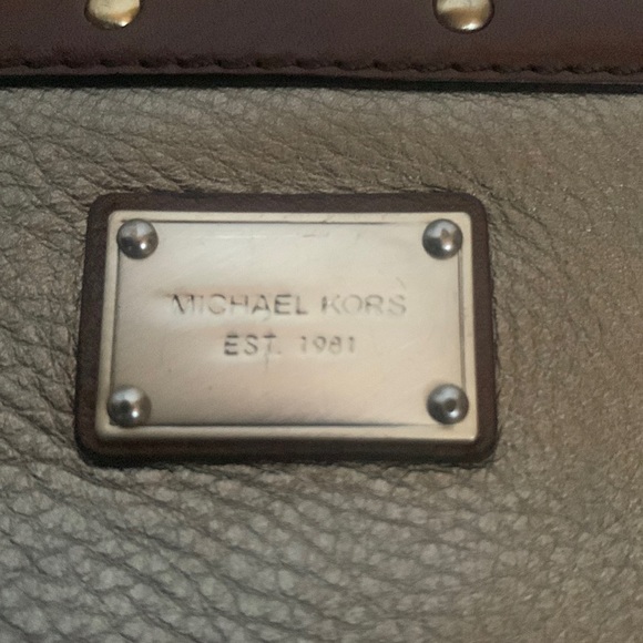 EUC Michael Kors stud flap wallet - Picture 8 of 8